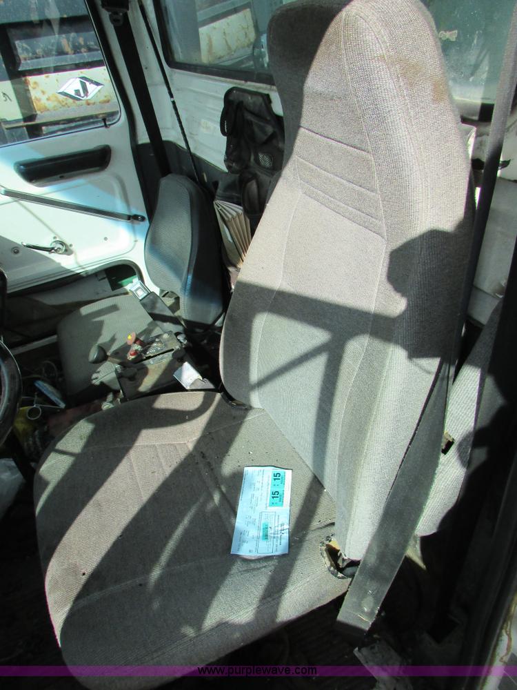 image for item I6556 1995 Ford LT8000 dump truck