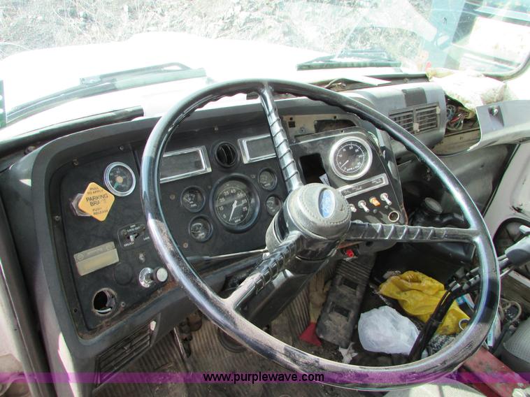 image for item I6556 1995 Ford LT8000 dump truck