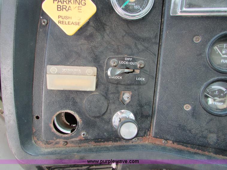 image for item I6556 1995 Ford LT8000 dump truck