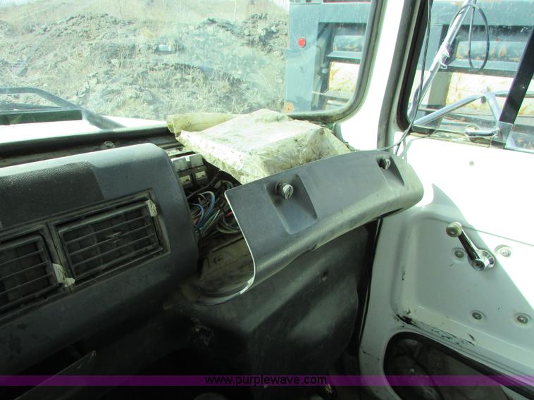 image for item I6556 1995 Ford LT8000 dump truck