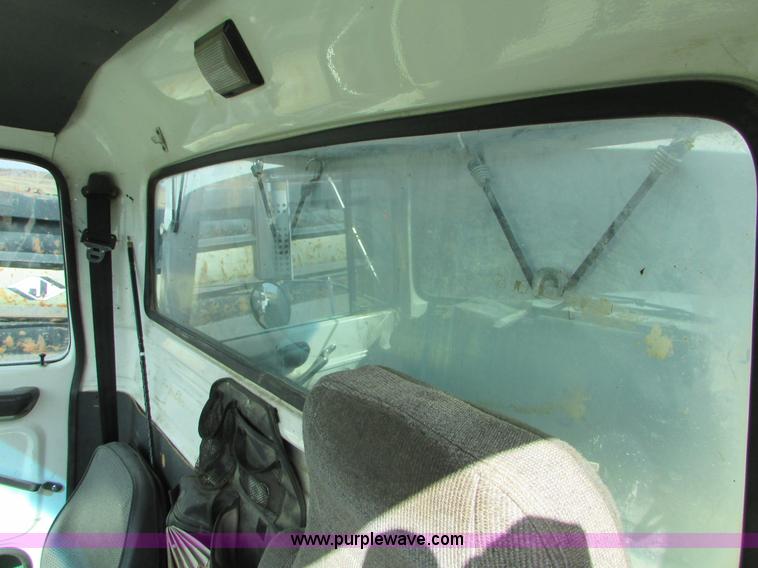 image for item I6556 1995 Ford LT8000 dump truck