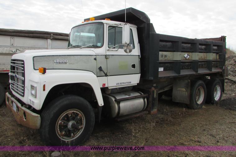 image for item I6557 1993 Ford LT8000 dump truck