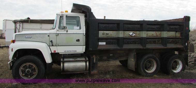 image for item I6557 1993 Ford LT8000 dump truck