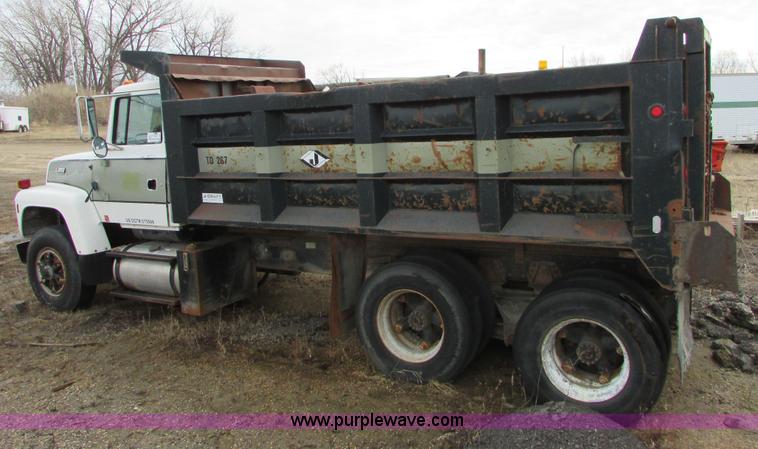 image for item I6557 1993 Ford LT8000 dump truck