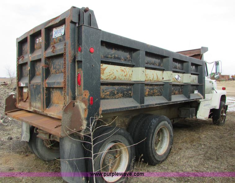 image for item I6557 1993 Ford LT8000 dump truck