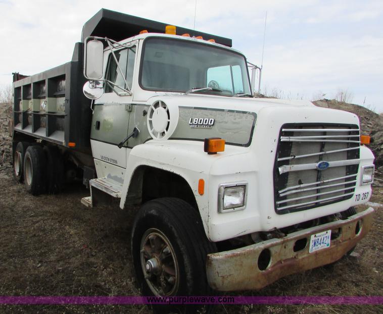 image for item I6557 1993 Ford LT8000 dump truck