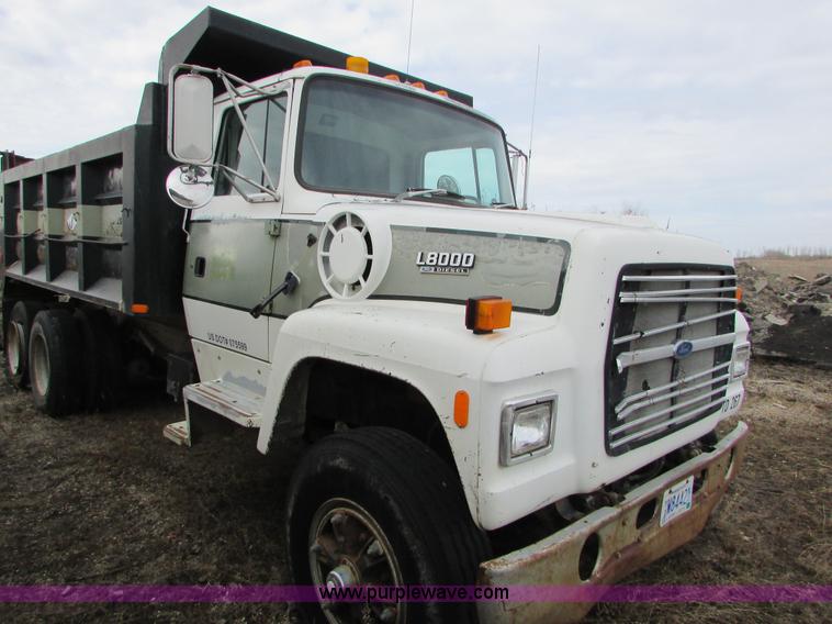 image for item I6557 1993 Ford LT8000 dump truck