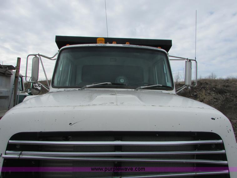 image for item I6557 1993 Ford LT8000 dump truck