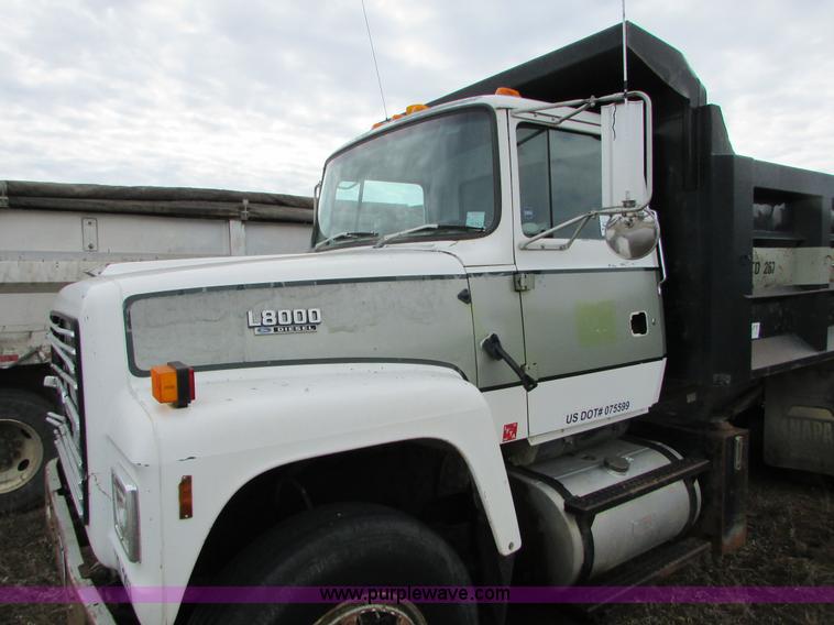 image for item I6557 1993 Ford LT8000 dump truck