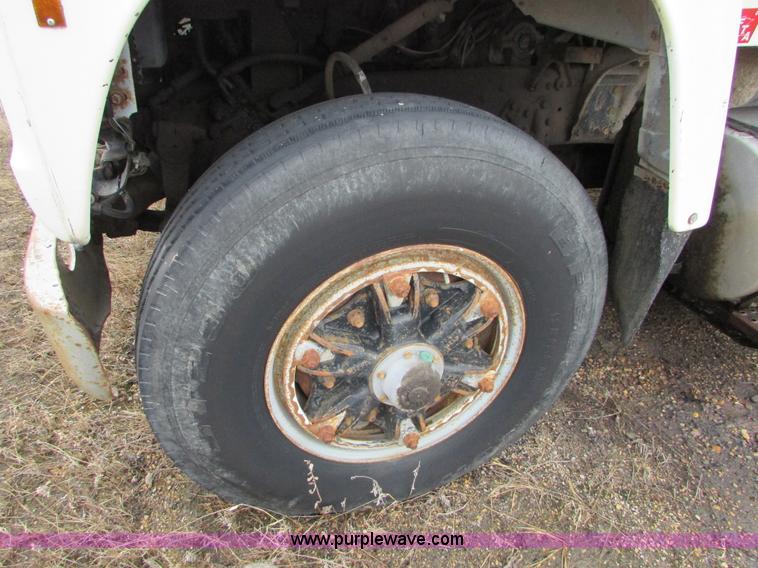 image for item I6557 1993 Ford LT8000 dump truck