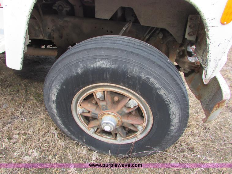 image for item I6557 1993 Ford LT8000 dump truck