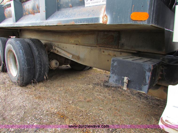 image for item I6557 1993 Ford LT8000 dump truck