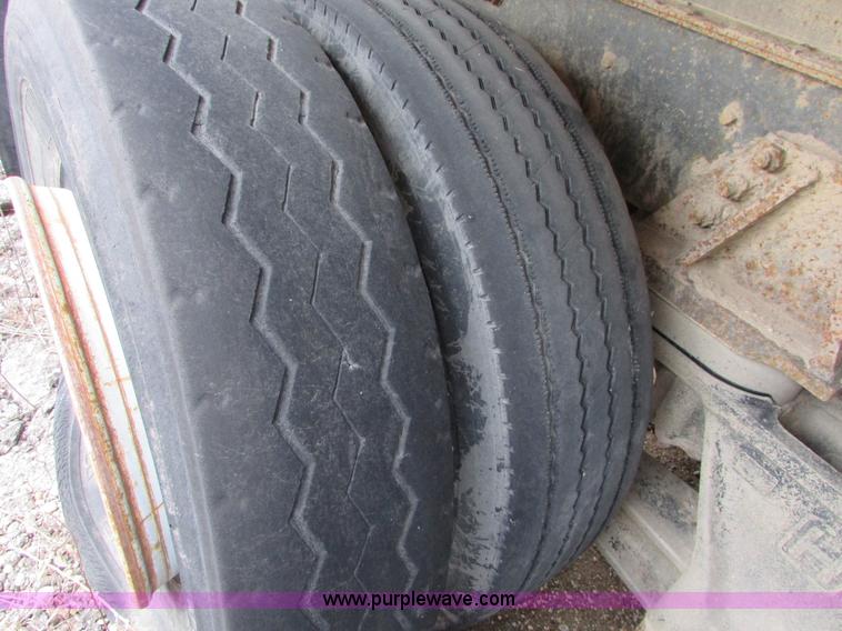 image for item I6557 1993 Ford LT8000 dump truck