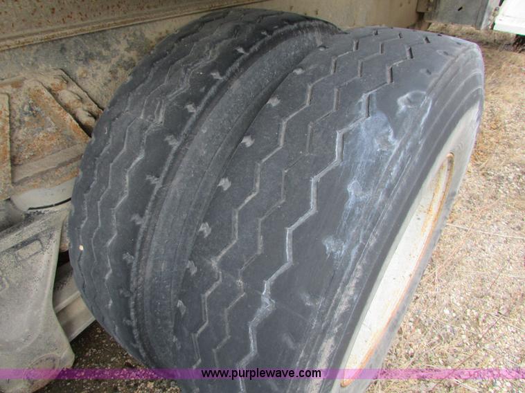 image for item I6557 1993 Ford LT8000 dump truck