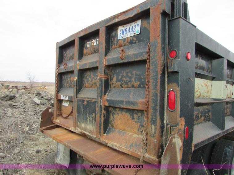image for item I6557 1993 Ford LT8000 dump truck