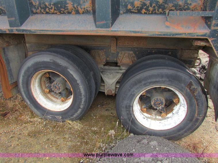 image for item I6557 1993 Ford LT8000 dump truck