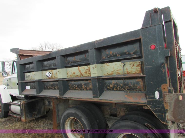 image for item I6557 1993 Ford LT8000 dump truck