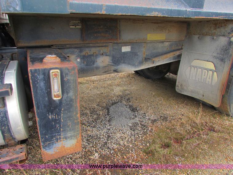 image for item I6557 1993 Ford LT8000 dump truck