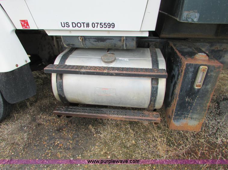 image for item I6557 1993 Ford LT8000 dump truck