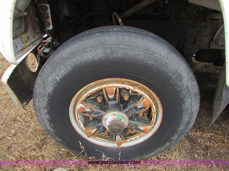 image for item I6557 1993 Ford LT8000 dump truck