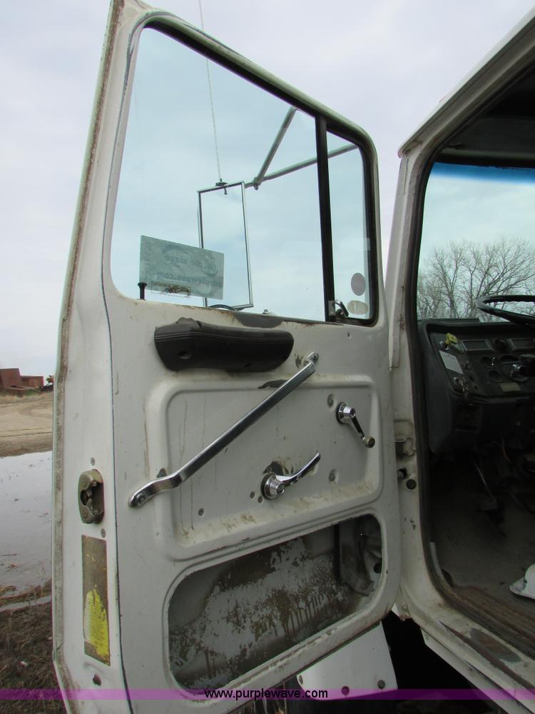 image for item I6557 1993 Ford LT8000 dump truck