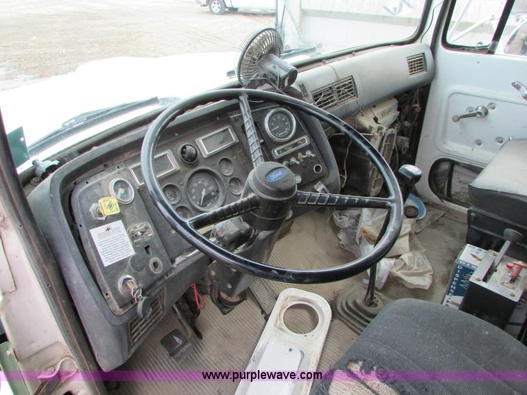 image for item I6557 1993 Ford LT8000 dump truck