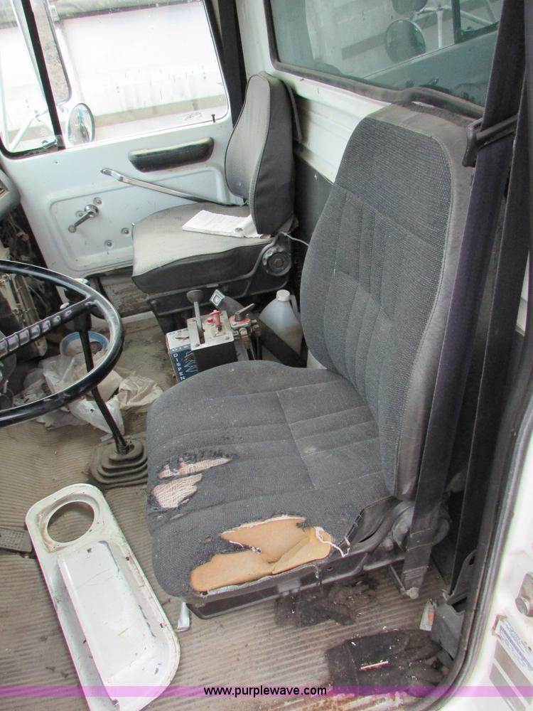 image for item I6557 1993 Ford LT8000 dump truck