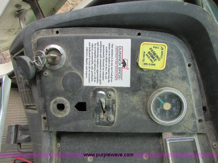 image for item I6557 1993 Ford LT8000 dump truck