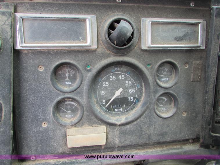 image for item I6557 1993 Ford LT8000 dump truck