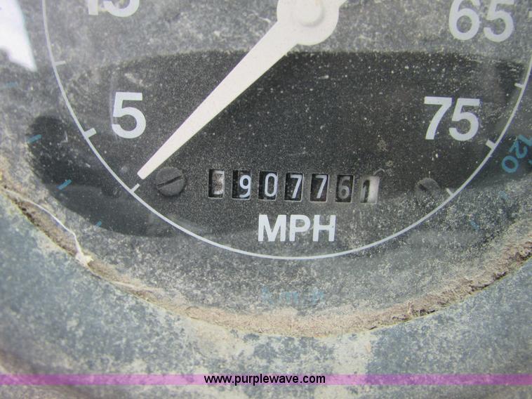 image for item I6557 1993 Ford LT8000 dump truck