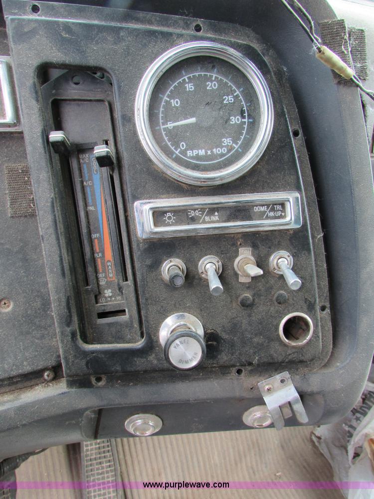 image for item I6557 1993 Ford LT8000 dump truck