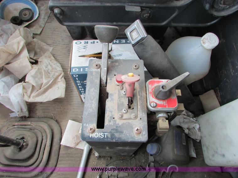 image for item I6557 1993 Ford LT8000 dump truck