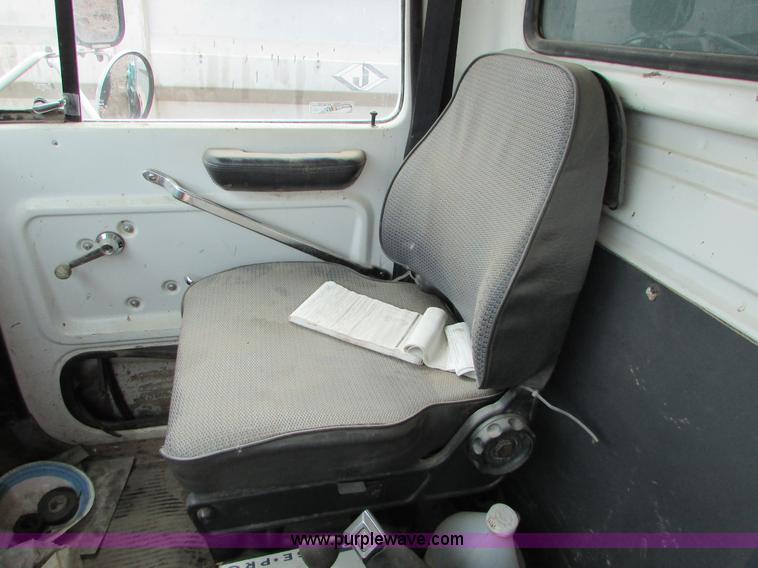 image for item I6557 1993 Ford LT8000 dump truck