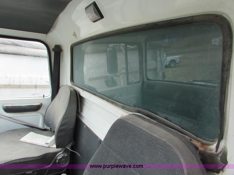 image for item I6557 1993 Ford LT8000 dump truck