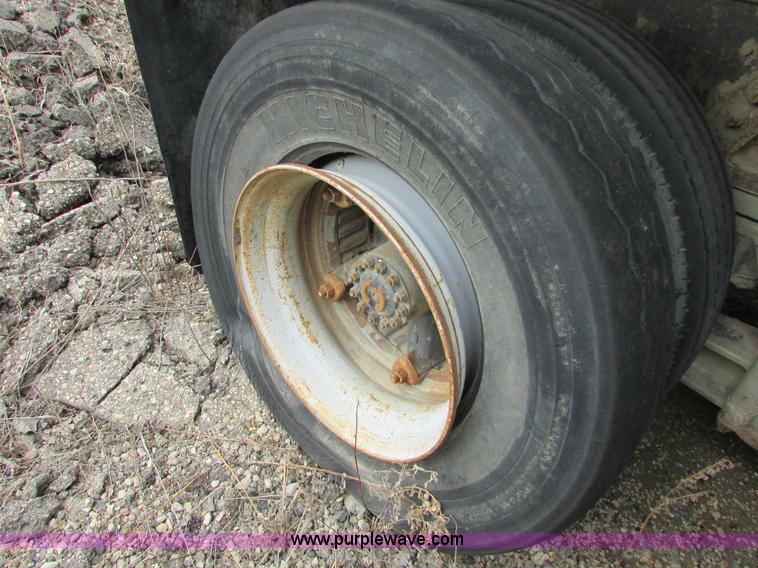 image for item I6557 1993 Ford LT8000 dump truck