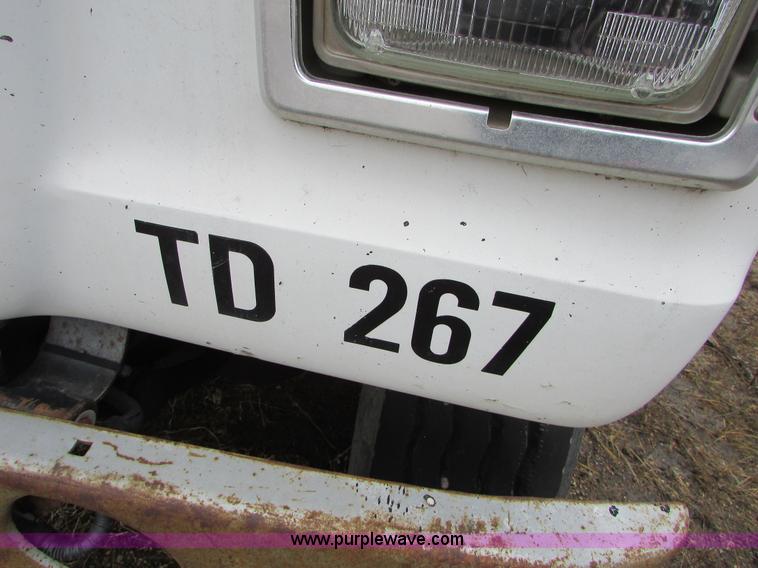 image for item I6557 1993 Ford LT8000 dump truck