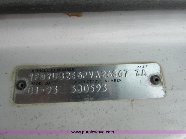 image for item I6557 1993 Ford LT8000 dump truck