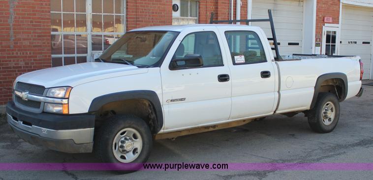 image for item J2256 2004 Chevrolet Silverado 2500HD Crew Cab pickup truck