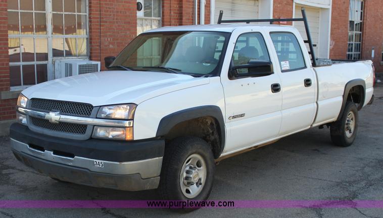 image for item J2256 2004 Chevrolet Silverado 2500HD Crew Cab pickup truck