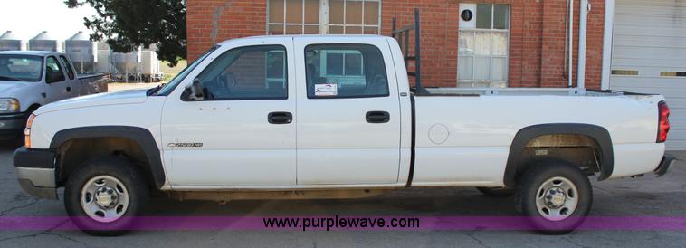 image for item J2256 2004 Chevrolet Silverado 2500HD Crew Cab pickup truck