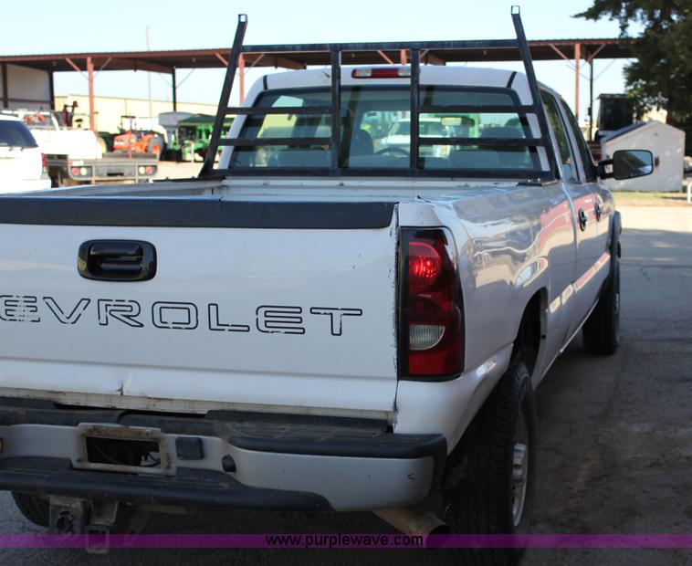 image for item J2256 2004 Chevrolet Silverado 2500HD Crew Cab pickup truck
