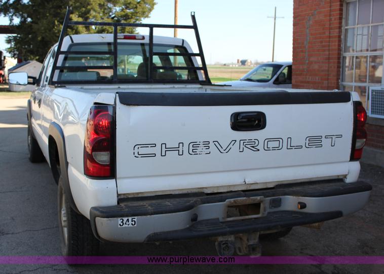 image for item J2256 2004 Chevrolet Silverado 2500HD Crew Cab pickup truck
