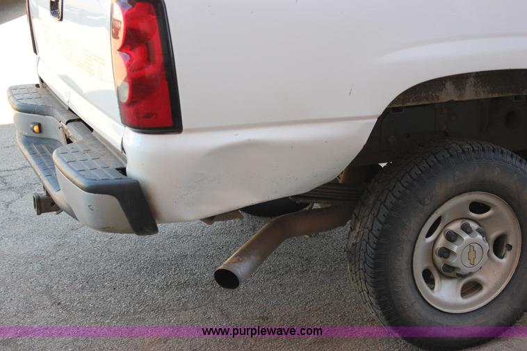 image for item J2256 2004 Chevrolet Silverado 2500HD Crew Cab pickup truck