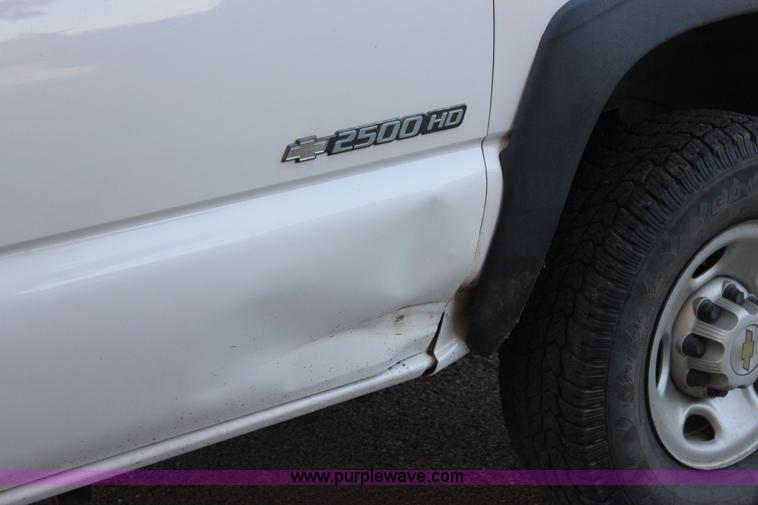 image for item J2256 2004 Chevrolet Silverado 2500HD Crew Cab pickup truck