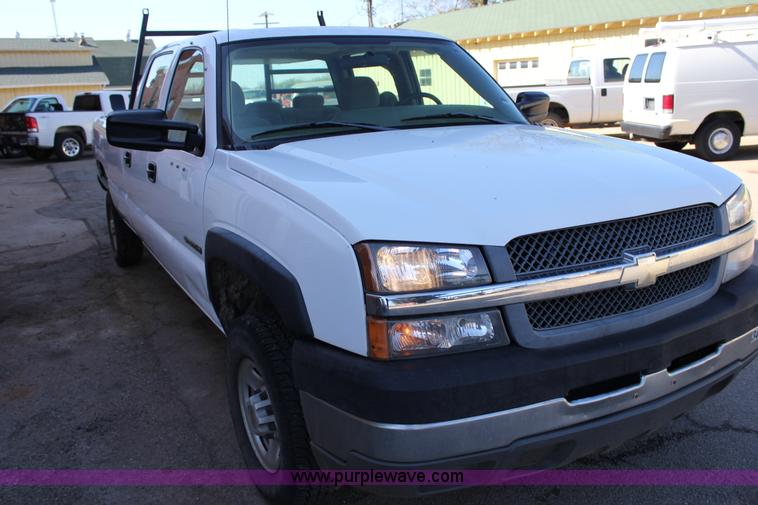 image for item J2256 2004 Chevrolet Silverado 2500HD Crew Cab pickup truck