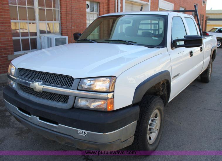 image for item J2256 2004 Chevrolet Silverado 2500HD Crew Cab pickup truck