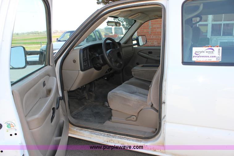 image for item J2256 2004 Chevrolet Silverado 2500HD Crew Cab pickup truck