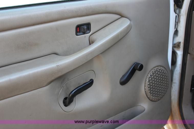 image for item J2256 2004 Chevrolet Silverado 2500HD Crew Cab pickup truck