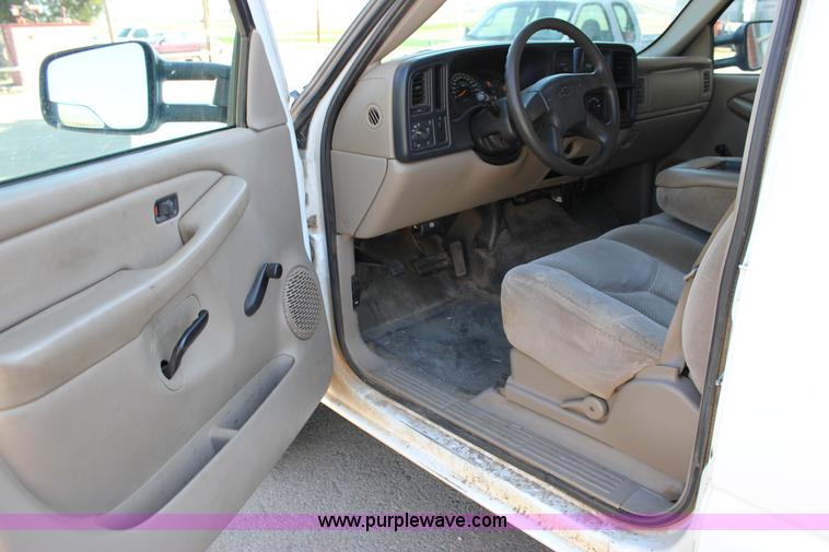 image for item J2256 2004 Chevrolet Silverado 2500HD Crew Cab pickup truck