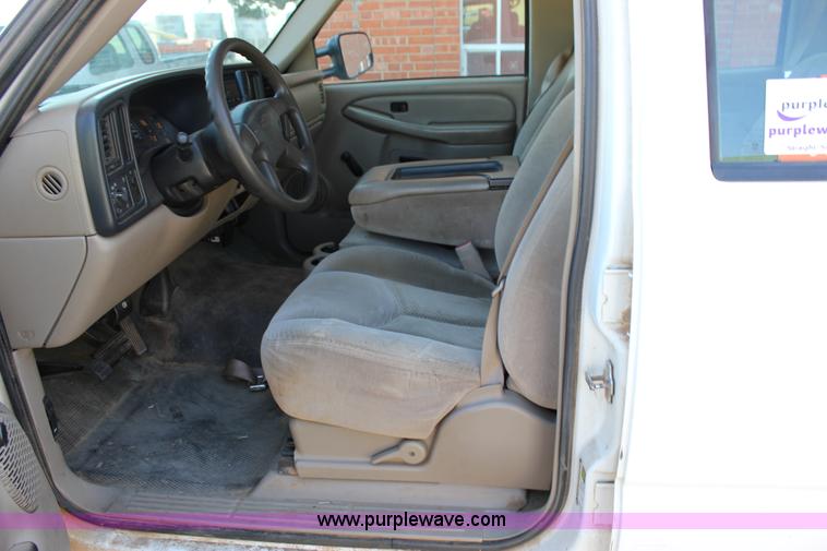 image for item J2256 2004 Chevrolet Silverado 2500HD Crew Cab pickup truck